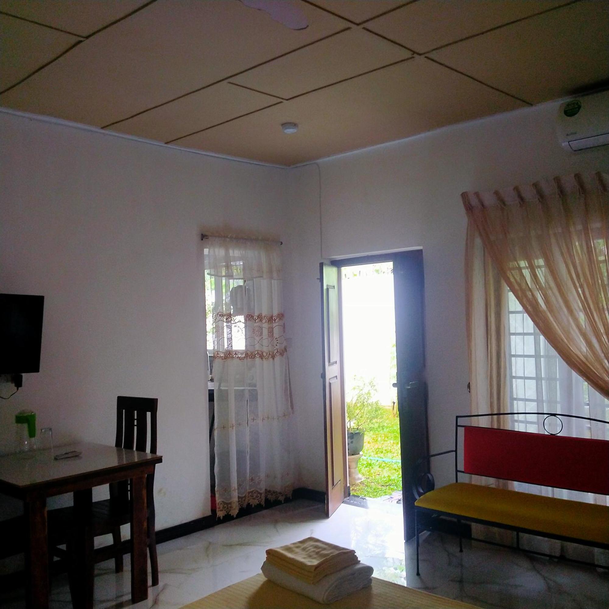 Living Home Negombo Kamer foto