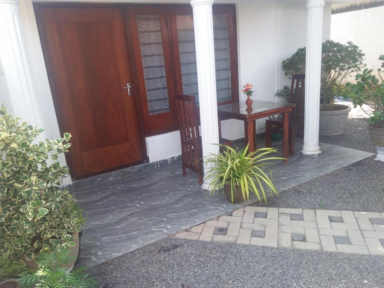 Living Home Negombo Buitenkant foto